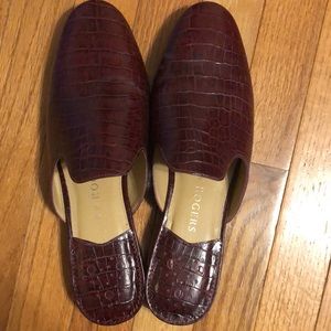 Jack Rogers Delaney Mule Croc burgundy size 10. Leather upper, crocodile style.